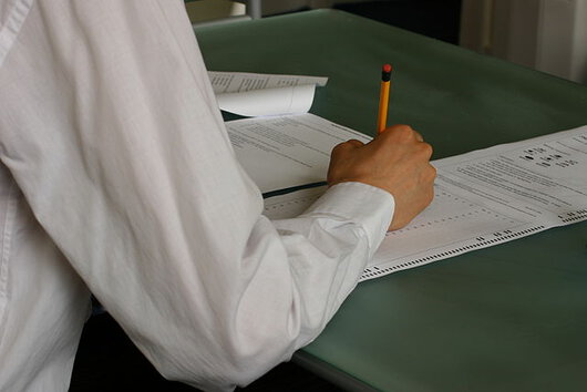 Estudiante respondiendo a las preguntas de un examen. Estudiante respondiendo a las preguntas de un examen.